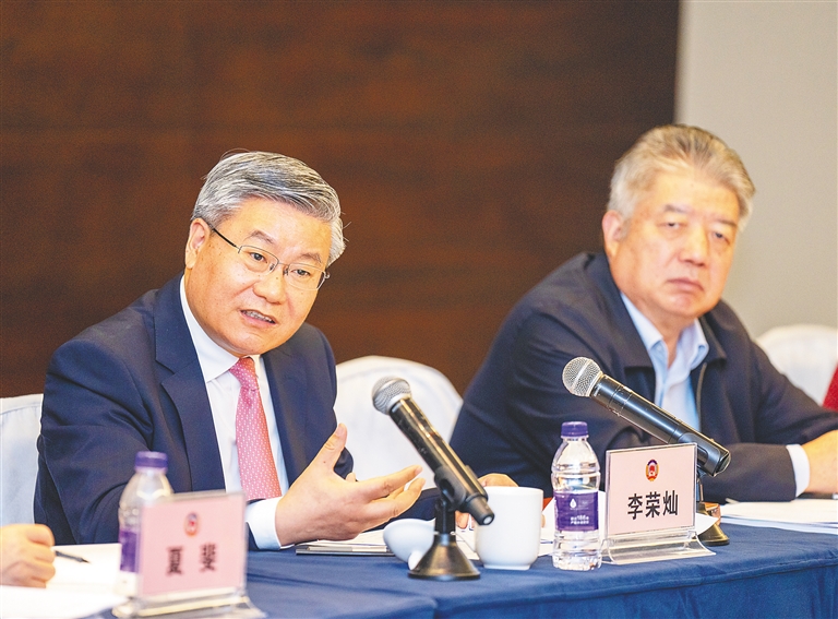 省政协委员分组审议常委会工作报告和讨论政府工作报告 李荣灿参加