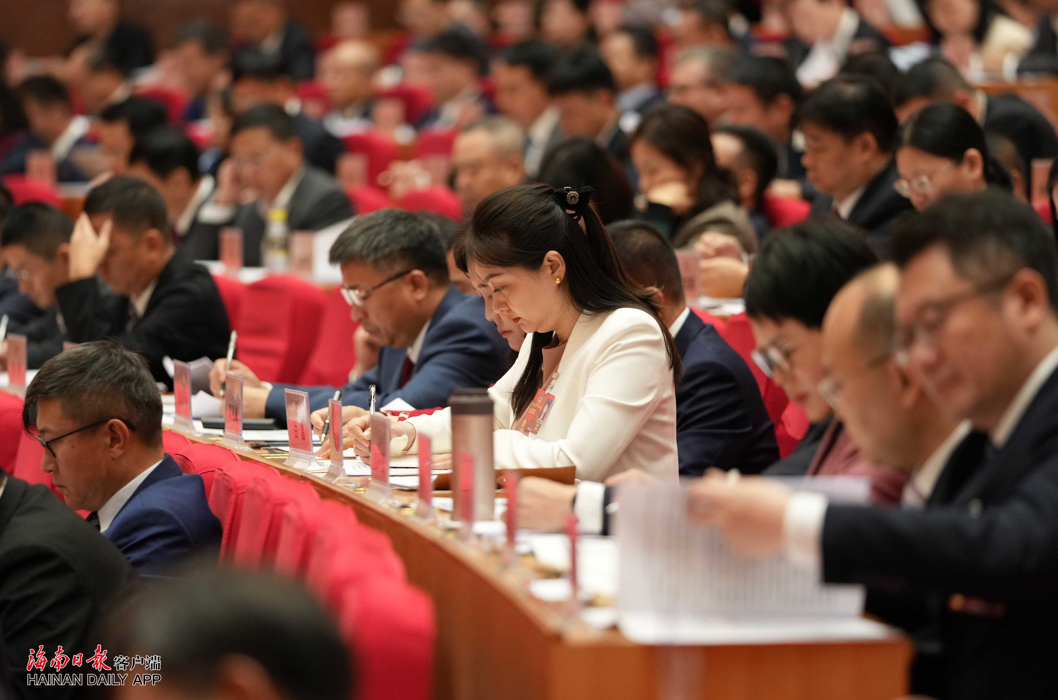省政协委员听取大会报告